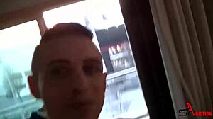 Pelirroja Lulu Pretel chupa una polla enorme en público con Jose Adiction!