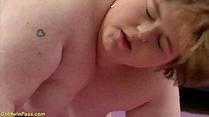 Ekstremno debela polsestra dobi grobo prstkanje v divji tuš sceni!