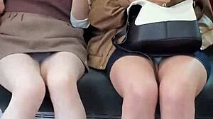 hey, deze Japanse schatjes upskirten speciaal voor jou in de trein