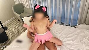 Slatka japanska razmenska studentkinja u uniformi uči kućne poslove sa pletenicama