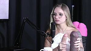 loira safada reveals handjob tricks and sucks hard