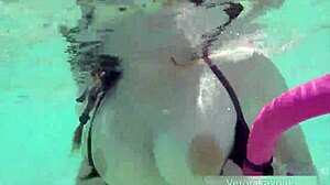 Veronika Von K, adolescente alemã 18+, exibe peitos grandes na praia em estilo exibicionista