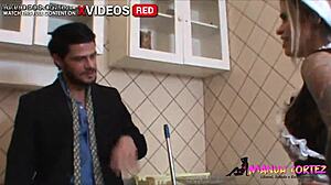 וואו! דיאריסטה ברזילאית עם תחת גדול מקבלת מכות קשות מהבוס הקשוח!