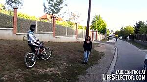 完璧な週末のピックアップを思い出す、ハードコアのフェラとグループ3Pで休暇中