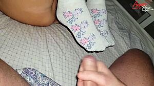 Footjob v bílých ponožkách, sprška všude!