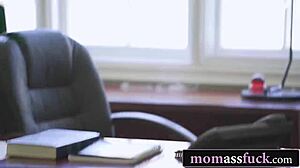 Зрялата руса Lilly James сключва анална сделка с тормозителя! 😈