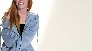 Pequeña pelirroja Madi Collins alcanza orgasmo intenso con Hitachi en escena completa de dedos sola