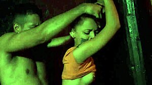 छोटी टीन 18+ को बाहर जोर से चोदा जाता है और फेशियल किया जाता है!