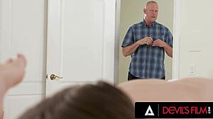 Cuki tini Freya Parker keményen dug mostohaapja előtt