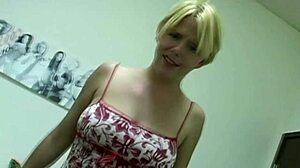 Buurtvrouw met grote tieten amateur geeft intense tietjob sessie