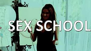 مراهقة أسترالية 18+ ثيرا جين تخلع جسمها الصغير لـ بلاي بوي