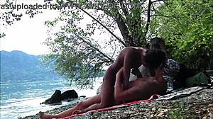 Kosilni spopad na javni plaži s suho punco