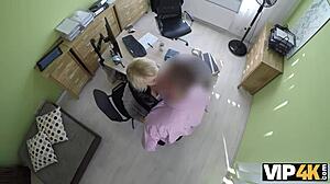 Blondă face sex pentru bani cu agent de credit drăguț. Afacere nereală! 💰