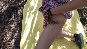 숲에서 자전거 타는 헤어리 친구 만나서 야외에서 박고 엉덩이에 사정, 화려한 4K!