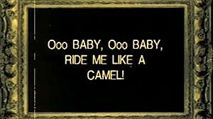 Cewek payudara silikon pakai mainan di memek botak adegan retro.