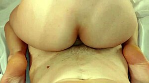 ברונטית שובבה לוקחת זיונים צפופים בתחת