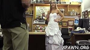 Fascinating amateur babe skillfully sucks hard dick