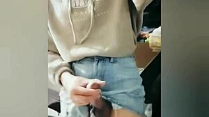 亚洲年轻变性人在户外自慰时猛烈射精