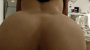 ¿Quieres verme cabalgar este morenito hasta correrme en su enorme polla?