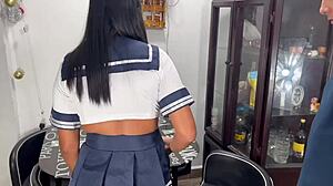 Cosplay MILF-et dominálja a főnök vad japán diák baszásban.