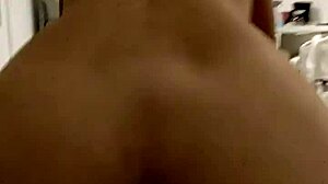 ¿Quieres verme cabalgar este morenito hasta correrme en su enorme polla?