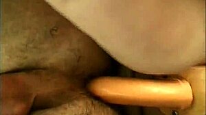 Γιαγιά με στραπ-ον με νεαρή κοπέλα!