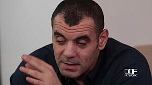 Fantastická busty blondýnka vysává čtyři horké dávky spermatu ve skupinové akci