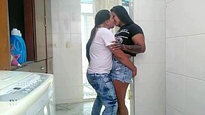 Latina milf služavka dobija pičku jako lizanu