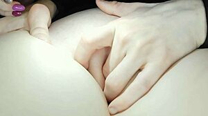 Styvbroders sensuella massage på min tighta fitta gör mig vild med klitorlek