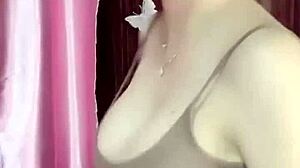 girl shows big tits on webcam