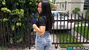 Hemmetti! Seksikäs blondi paukutetaan kovaa 305-bussimatkalla!