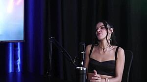 男人操她的阴道两小时射精三次与黛博拉·安德拉德在透明红色中