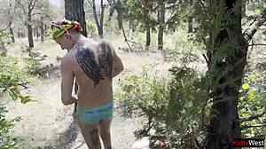 Un couple surpris en train de baiser dans la forêt publique pour un trio sauvage