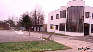 Táto špinavá sekretárka nechá pekného chlapa šukať jej tesnú pičku tvrdšie v dodávke.