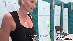 Cameriera matura in uniforme si espone e offre la sua figa rasata per una selvaggia scopata missionaria