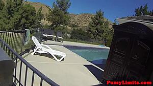 عاهرة تجري منحنية لضرب كسها بعنف في الخيال