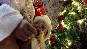 Papai Noel mau espalha alegria natalina com conversa suja e gozo gay.