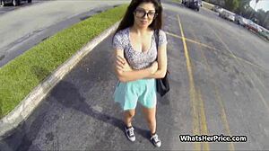 Да, мамка му! Чукам тази сладка бедна тийнейджърка 18+ с очила за пари!