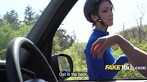 Nech mě lízat tvou kundičku, žádný policajti, jo?