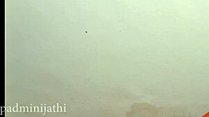 Tamil néni vadul szexel a rokon fiújával az ágyban