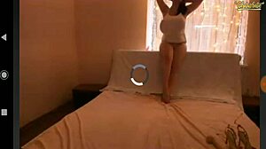 Ragazza con tette enormi implora soldi per mostrare su webcam