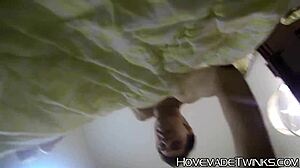 Wow, guarda questi twink arrapati in azione anale cruda homemade!