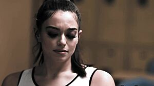 Tutor Ricky Spanish tira a virgindade da aluna Sophia Burns com anal