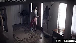 Krissy Lynn slutter sig til mand der knepper babysitter i vild trekant. Fuld action på freetaboo net.