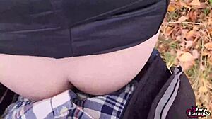 Hé, tijdens een wandeling in het bos neukte mijn stiefbroer me hard en liet me zijn sperma slikken, hoe kon ik nee zeggen tegen dat wilde plezier?