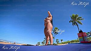 Bronasta velka ritka z dolgimi lasmi kaže tan linije na plaži.