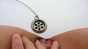 หีแก่ฉี่ในอ่างอาบน้ำ แสดงแอคชั่นเฟติชใกล้ชิดแบบมือสมัครเล่น