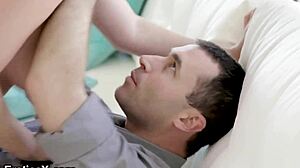 Еротикакс покорна риба моли за шамарање након што је зајебала са великим курцем тате