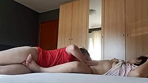 Mamá comparte cama con hijastro esta noche