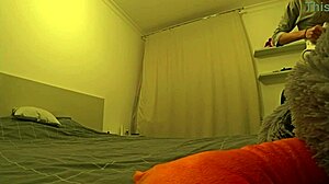 A férj merész barátja dugja a feleséget míg ő dolgozik